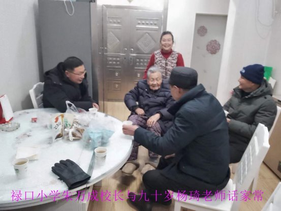 图片包含 一群, 桌子, 女人, 人们&#xA;&#xA;描述已自动生成