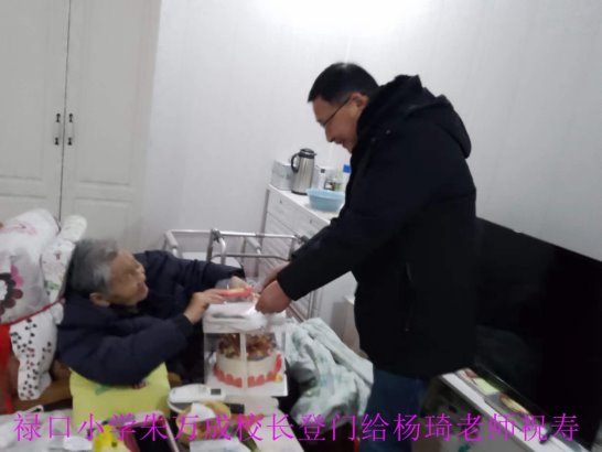 男人和女人在切蛋糕&#xA;&#xA;描述已自动生成