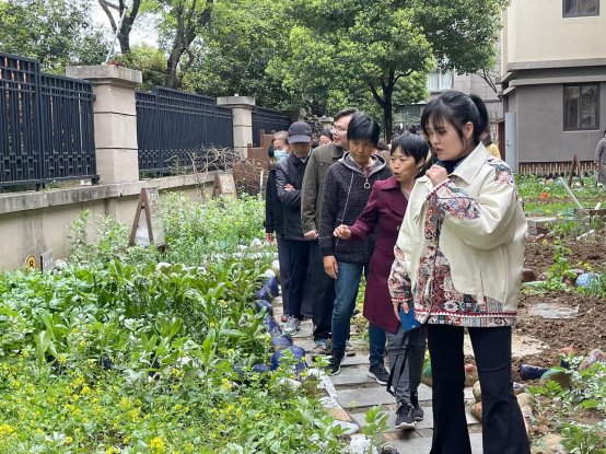 03.带领爷爷奶奶参观小农场.jpg