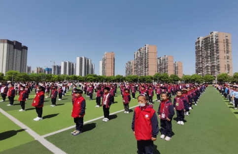 一群人在建筑物前的草地上&#xA;&#xA;中度可信度描述已自动生成