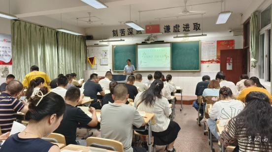 3.家长们回班级和班主任沟通