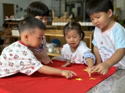 小孩们在玩耍&#xA;&#xA;描述已自动生成