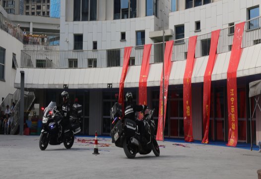 摩托车