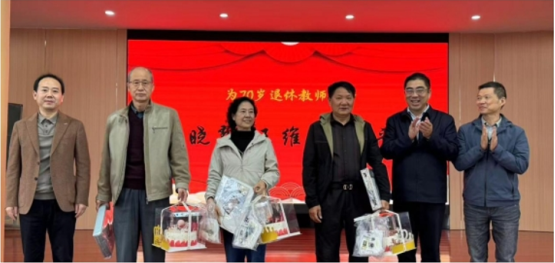 一群人站在一起&#xA;&#xA;AI 生成的内容可能不正确。