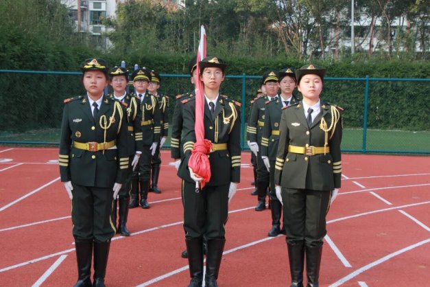 一群穿着军装的人

AI 生成的内容可能不正确。