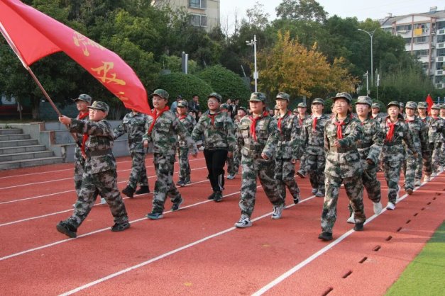 图片包含 户外, 人, 人们, 草

AI 生成的内容可能不正确。