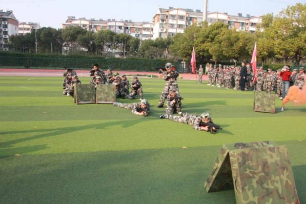 人们在草地上打高尔夫球

AI 生成的内容可能不正确。