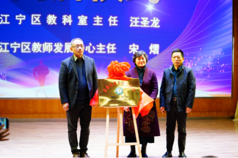 穿西装的人站在一起合影

AI 生成的内容可能不正确。