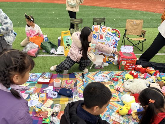 G:/芳园西路小学工作资料/德育处/2025.12.2爱心义卖活动/IMG_0732.JPGIMG_0732