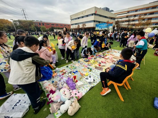 G:/芳园西路小学工作资料/德育处/2025.12.2爱心义卖活动/QQ图片20251202170700(21).jpegQQ图片20251202170700(21)