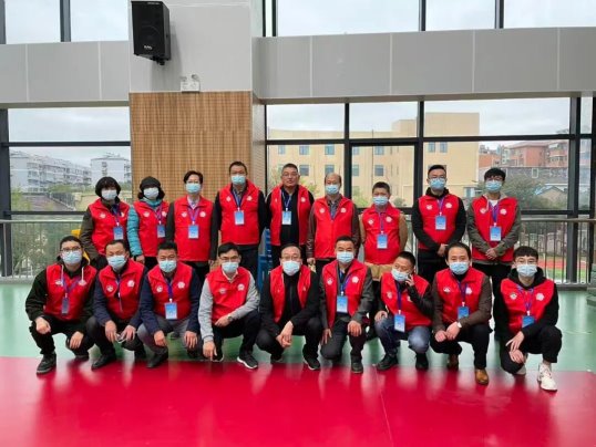 一群穿着制服的人

AI 生成的内容可能不正确。