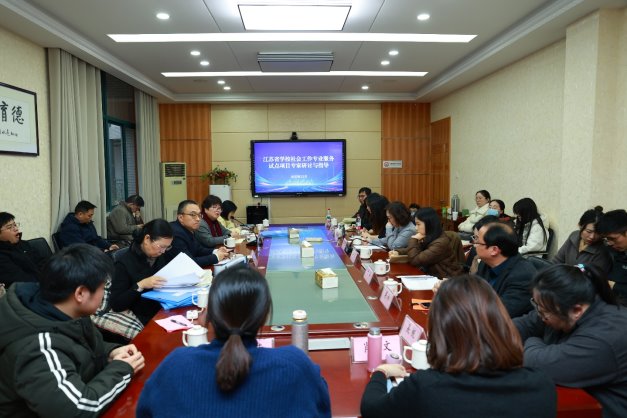 会议室里的人们

AI 生成的内容可能不正确。