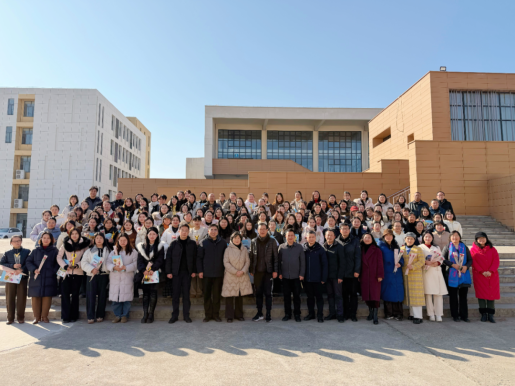 一群人站在建筑前

AI 生成的内容可能不正确。