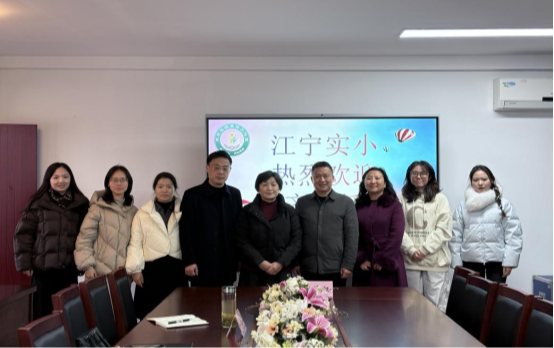 一群人站在桌子边

AI 生成的内容可能不正确。