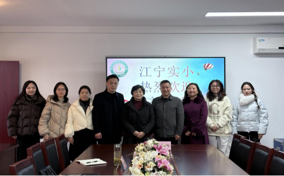 一群人站在桌子边

AI 生成的内容可能不正确。