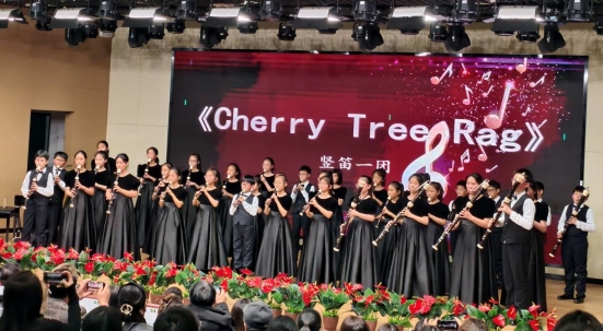 G:/芳园西路小学工作资料/竖笛乐团/1.16乐团年终汇报演出/0049aad29df30b1e26dd2f9471f1aac5.JPG0049aad29df30b1e26dd2f9471f1aac5