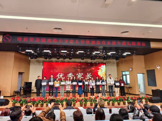 G:/芳园西路小学工作资料/竖笛乐团/1.16乐团年终汇报演出/2c1f4fedaaccec86f0c188f22ae7eac6.JPG2c1f4fedaaccec86f0c188f22ae7eac6