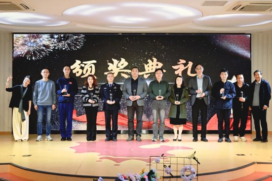 03海马家园十大 “社区导师” 颁发奖杯